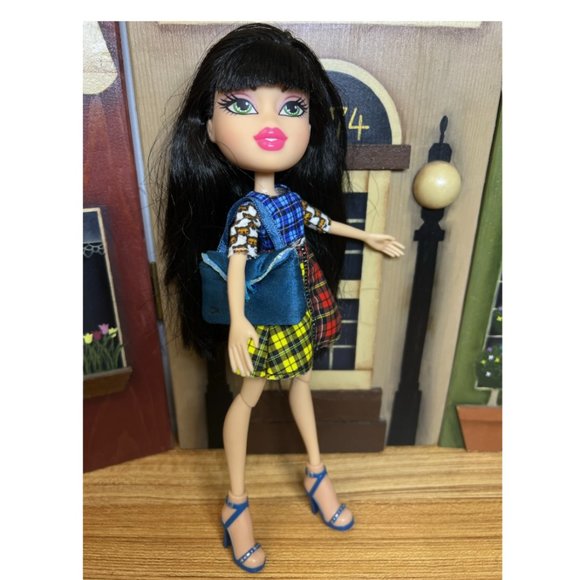 Vintage Bratz Jade Doll 2015 Green Eyes Long Black Hair 10" - Picture 2 of 9